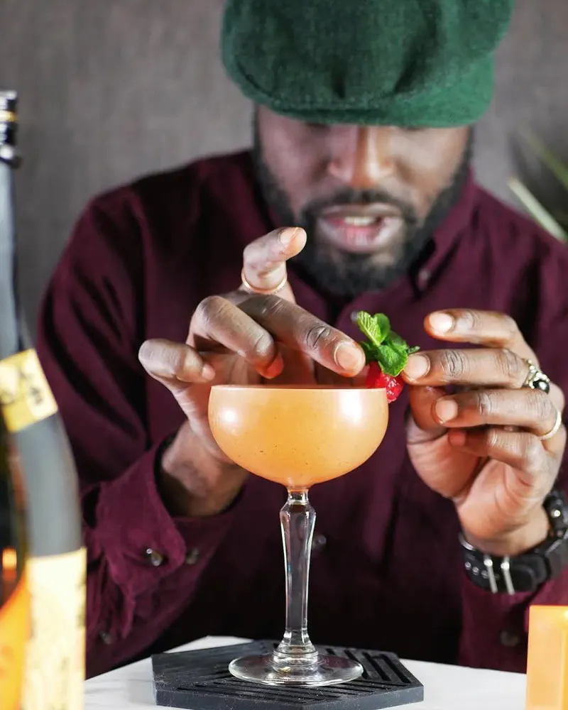 Marcus dresse un cocktail signature