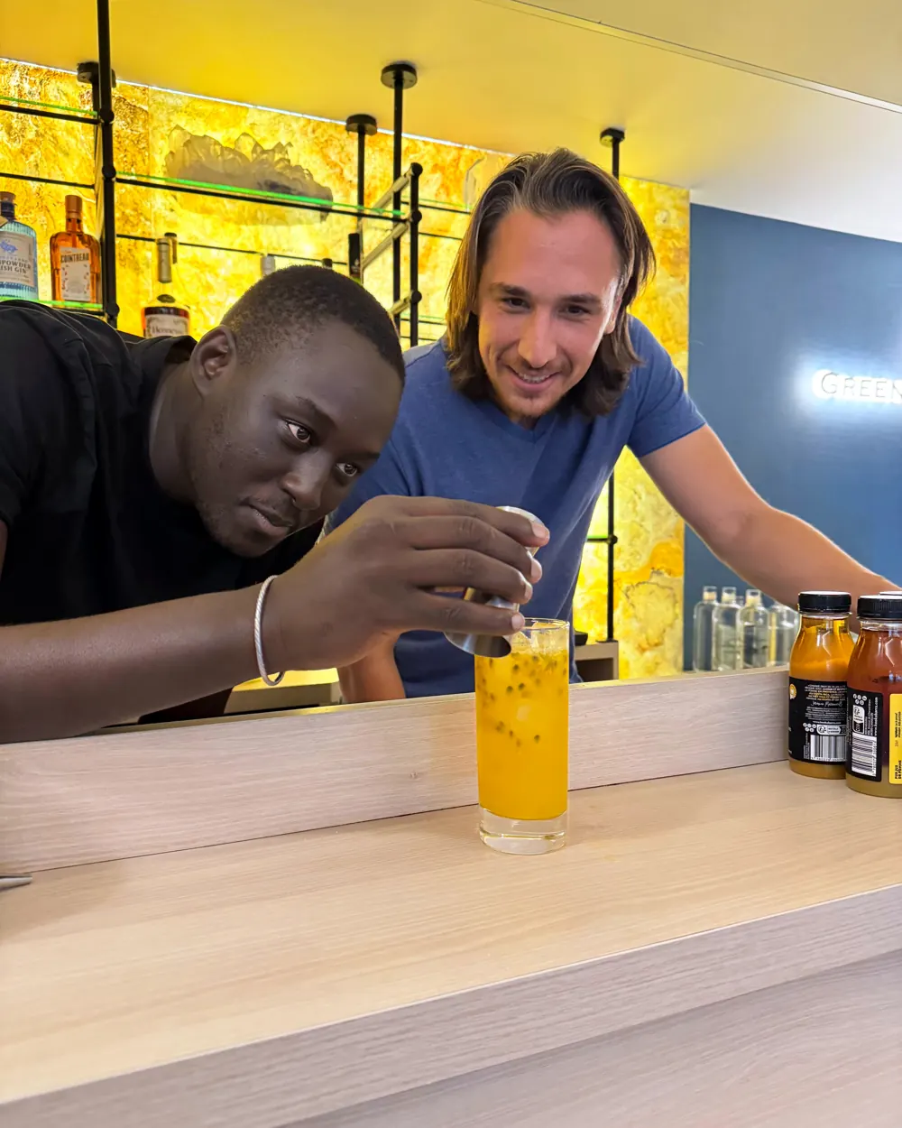 Deux participants préparent un cocktail