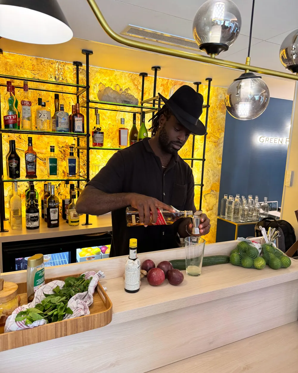 Marcus derrière le bar pendant une formation
