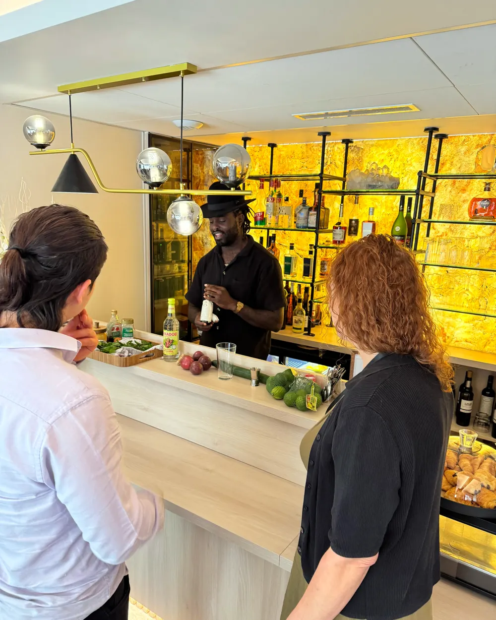 Marcus forme une équipe derrière le bar