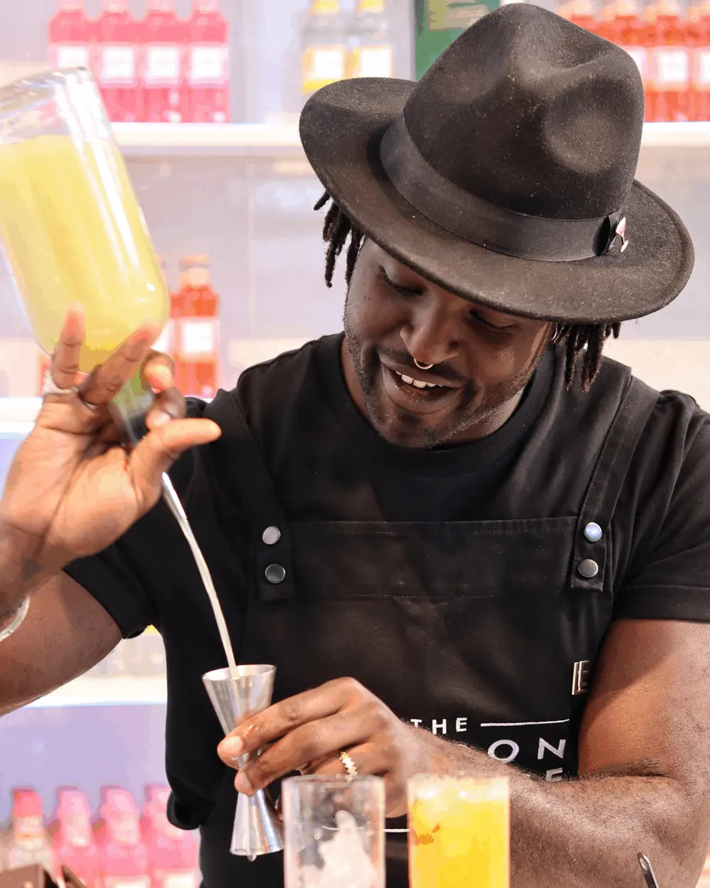 Marcus Destival derrière un bar, en train de préparer un cocktail